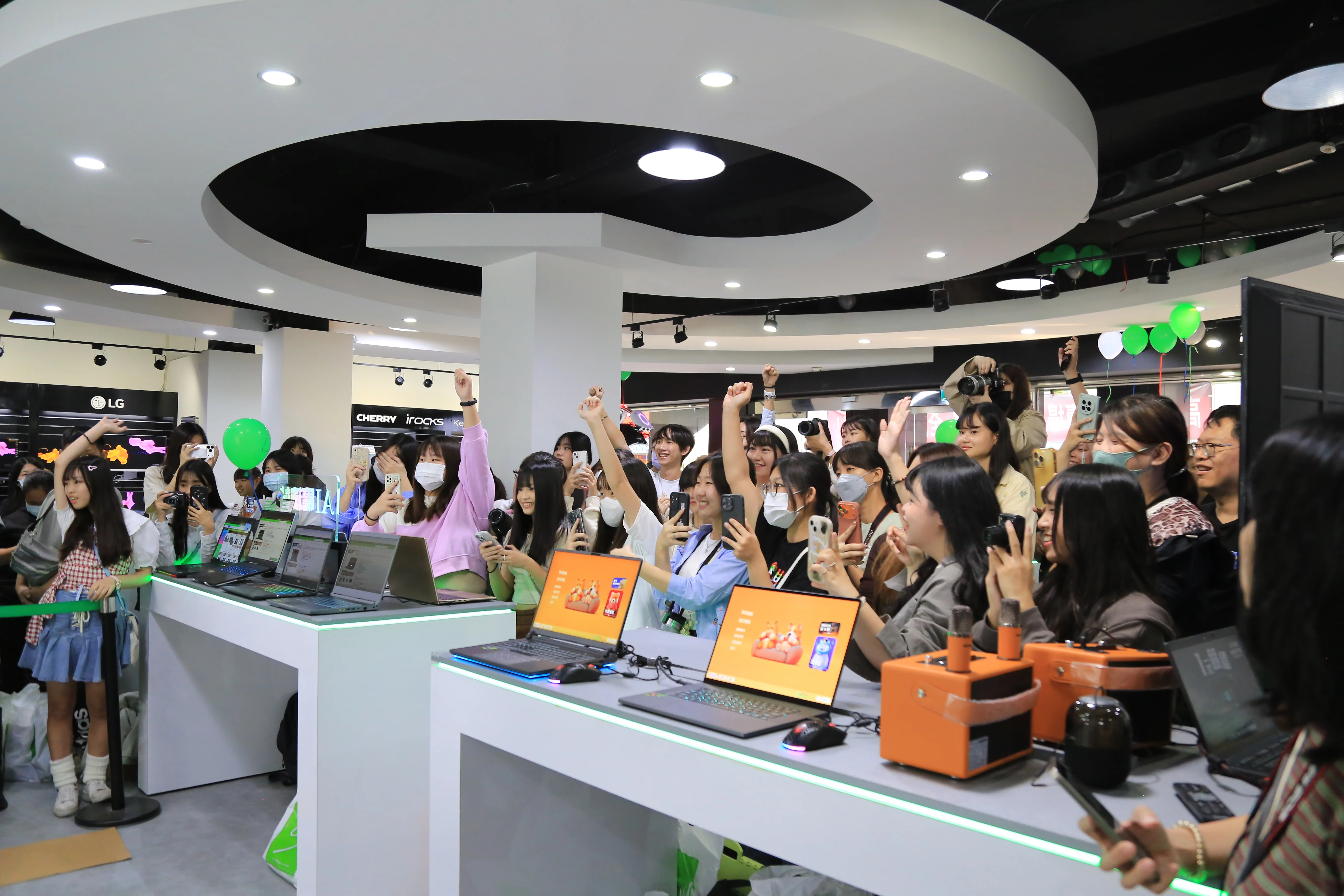 ▲整個下午，欣亞筆電次元站熱度從未下降，人人都帶著滿意的笑容離開。（圖／欣亞數位）